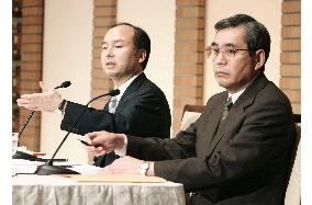 (2)Softbank inks accords to buy Daiei Hawks