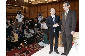 (1)Softbank inks accords to buy Daiei Hawks
