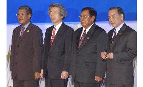 Koizumi meets leaders of Cambodia, Laos, Vietnam