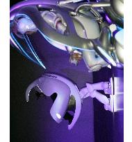 (1)Toyota unveils music-playing robots for 2005 Aichi Expo