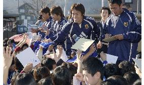 (4)Zico's men in Niigata to pep up quake victims