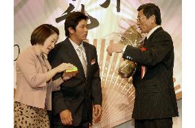 (2)Ichiro sings praises of Ogi's Hall of Fame induction