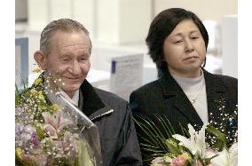 (6)Jenkins arrives in Niigata for new life with family