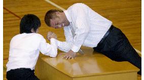 (2)Giants Kiyohara cheers quake victims