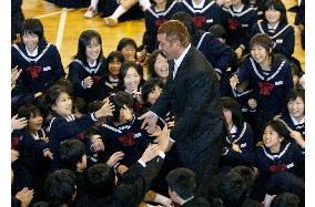 (1)Giants Kiyohara cheers quake victims