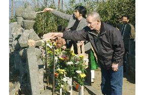 (3)Jenkins, Soga, daughters visit ancestors' grave