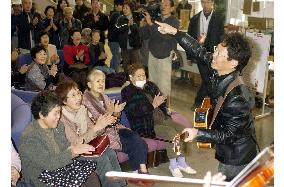Singer Minami visits quake-hit Ojiya in Niigata Pref.
