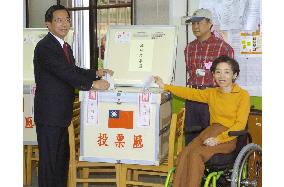 (2)Voting under way in Taiwan's legislative elections