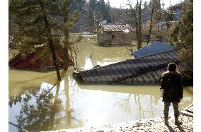 (1)Media members visit quake-isolated Yamakoshi village