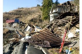 (5)Media members visit quake-isolated Yamakoshi village