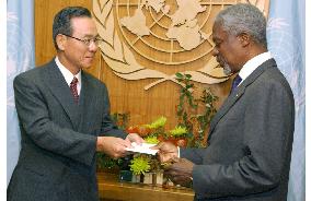 Japan's chief ambassador presents credentials to Annan