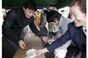 Takanohana serves bowls of ''chanko'' to quake victims