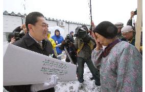 Nagano Gov. Tanaka peps up quake victims