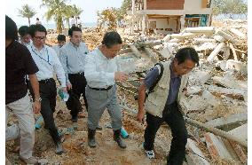 (2)Machimura inspects tsunami-hit areas in Thailand