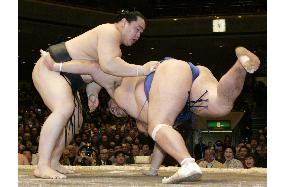 Yokozuna Asashoryu beats No. 2 maegashira Tosanoumi