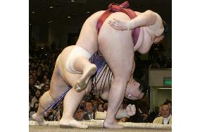 No. 2 maegashira Kotonowaka beats ozeki Kaio