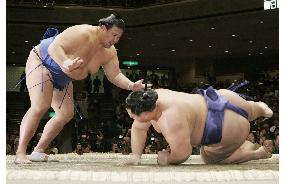 Kaio suffers 3rd loss at New Year sumo