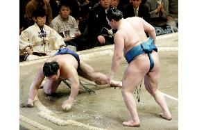 Komusubi Hakuho beats sekiwake Tochiazuma