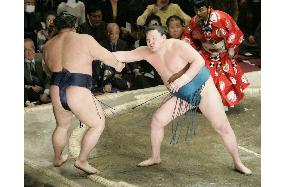 Mongolian Hakuho beats Chiyotaikai at New Year sumo