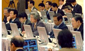 Koizumi discusses postal privatization with experts