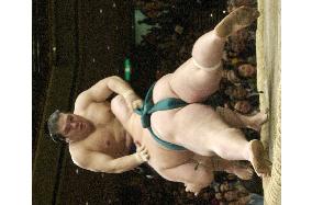 Tochiazuma suffers 3rd loss at New Year sumo