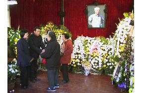 (1)Mourners gather at Zhao Ziyang's home