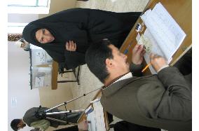 (2)Iraqi election turnout at least 72% amid attacks
