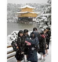 (3)Snow blankets Japanese archipelago