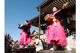 Asashoryu scatters beans in traditional ceremony