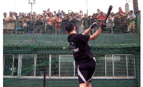 (2)Ichiro visits Orix camp, takes batting practice