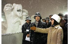 Koizumi visits Sapporo Snow Festival