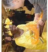 (1)Nobel Peace Prize winner Maathai arrives in Japan