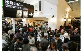 (2)Chubu Centrair airport crowded on weekend