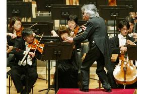 (1)Maestro Ozawa conducts at charity concert in Tokyo
