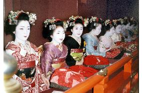 Kyoto group moves to set up pension scheme for geisha