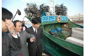 LDP lawmakers inspect clam imports from N. Korea