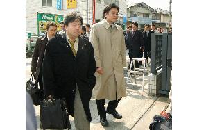 (2)Business tycoon Tsutsumi arrested in Seibu share scam