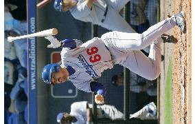 (1)Nakamura doubles in preseason debut for Dodgers