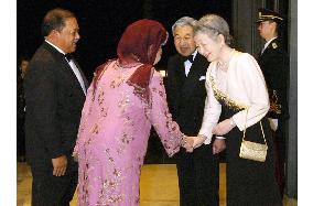 (1)Japanese emperor hosts banquet for Malaysian king, queen