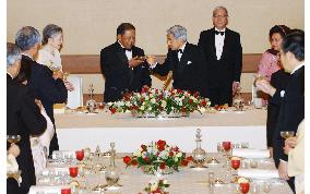 (2)Japanese emperor hosts banquet for Malaysian king, queen