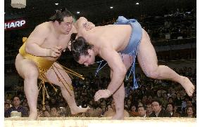 Asashoryu off to winning start at spring sumo