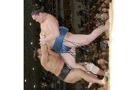 Hakuho beaten on opening day of spring sumo