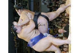 Kaio beats Kakizoe to remain perfect at spring sumo