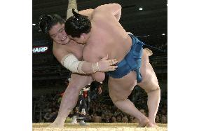 Kakuho suffers 3rd loss at spring sumo