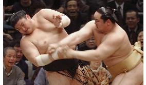 Asashoryu steams ahead at spring sumo