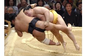 Asashoryu still on fire at spring sumo