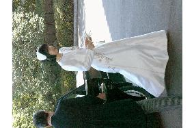 (1)Princess Sayako formally engaged to Kuroda in traditional rite