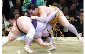 Asashoryu cruises ahead with 7th win at spring sumo