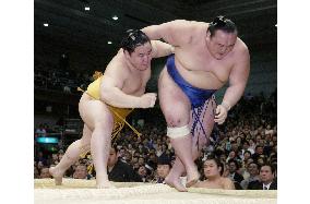 Asashoryu takes sole lead at spring sumo