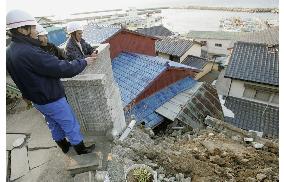 (4)Strong quake damages 800 houses, forces 2,800 to evacuate in Kyushu